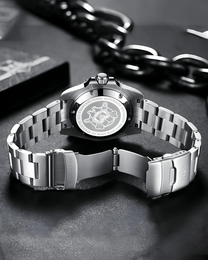 Poleđina sata STEELDIVE SD1953 sa rasklopljenom narukvicom i sigurnosnom kopčom