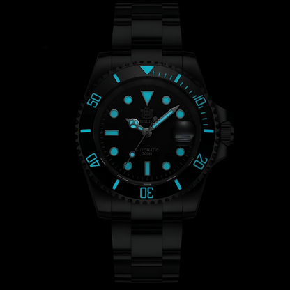 Luminiscentne kazaljke i markeri sata STEELDIVE SD1953 u mraku sa snažnim svetlećim efektom