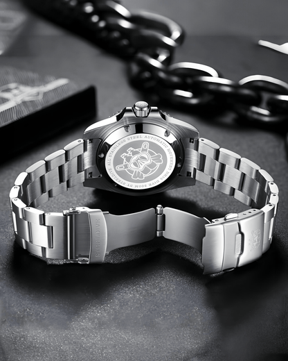 Zadnji ugaoni prikaz sata STEELDIVE SD1953 sa otkopčanom metalnom narukvicom