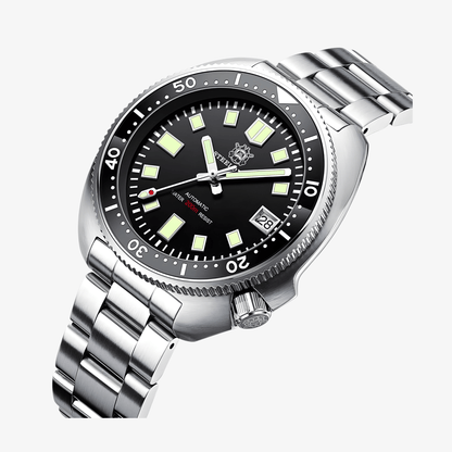 Krupni prikaz crnog brojčanika i čeličnog kućišta automatik sata STEELDIVE SD1970 sa jasno definisanim markerima