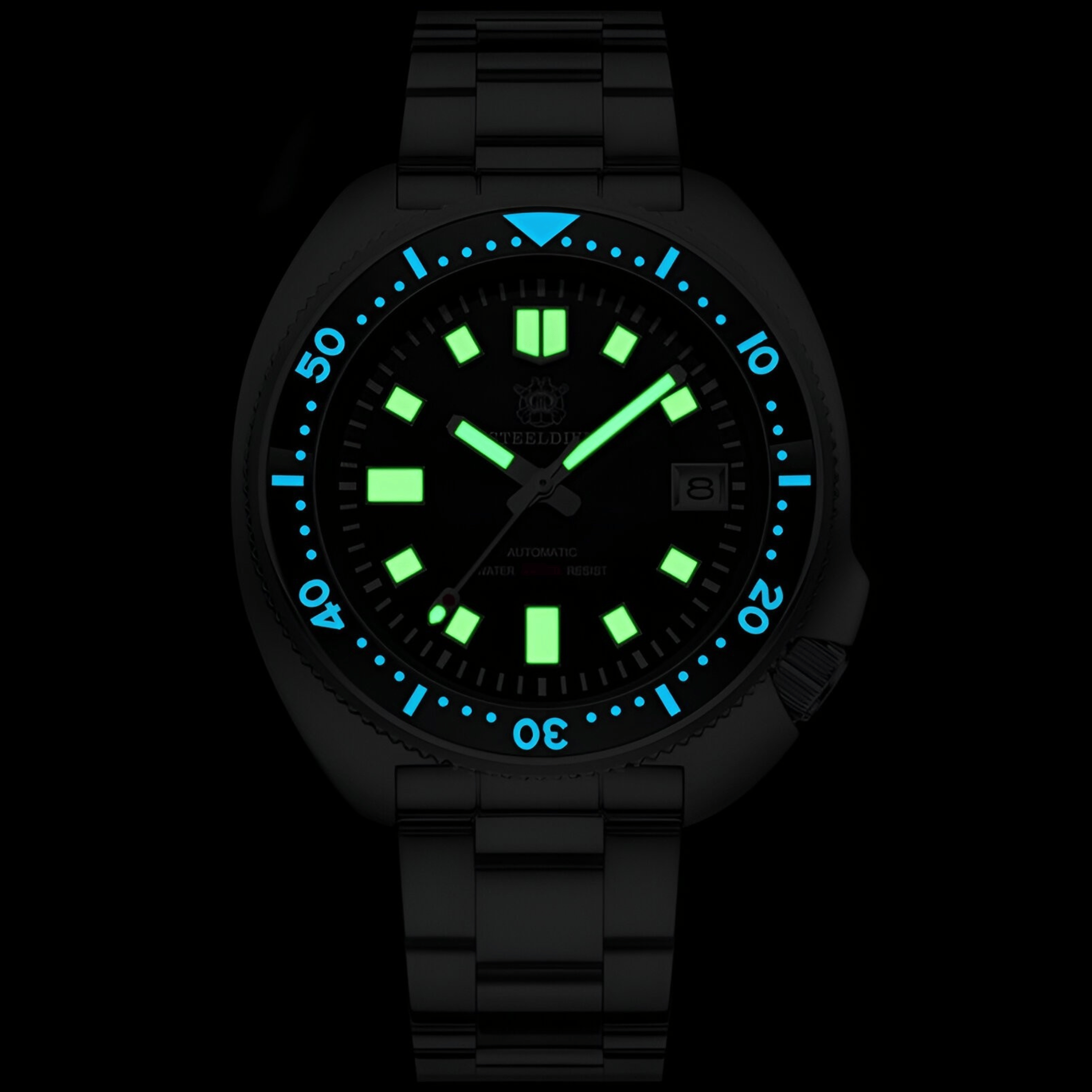 Luminiscentni brojčanik modela STEELDIVE SD1970 u mraku sa jasno vidljivim oznakama