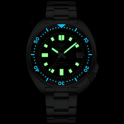 Luminiscentni brojčanik modela STEELDIVE SD1970 u mraku sa jasno vidljivim oznakama