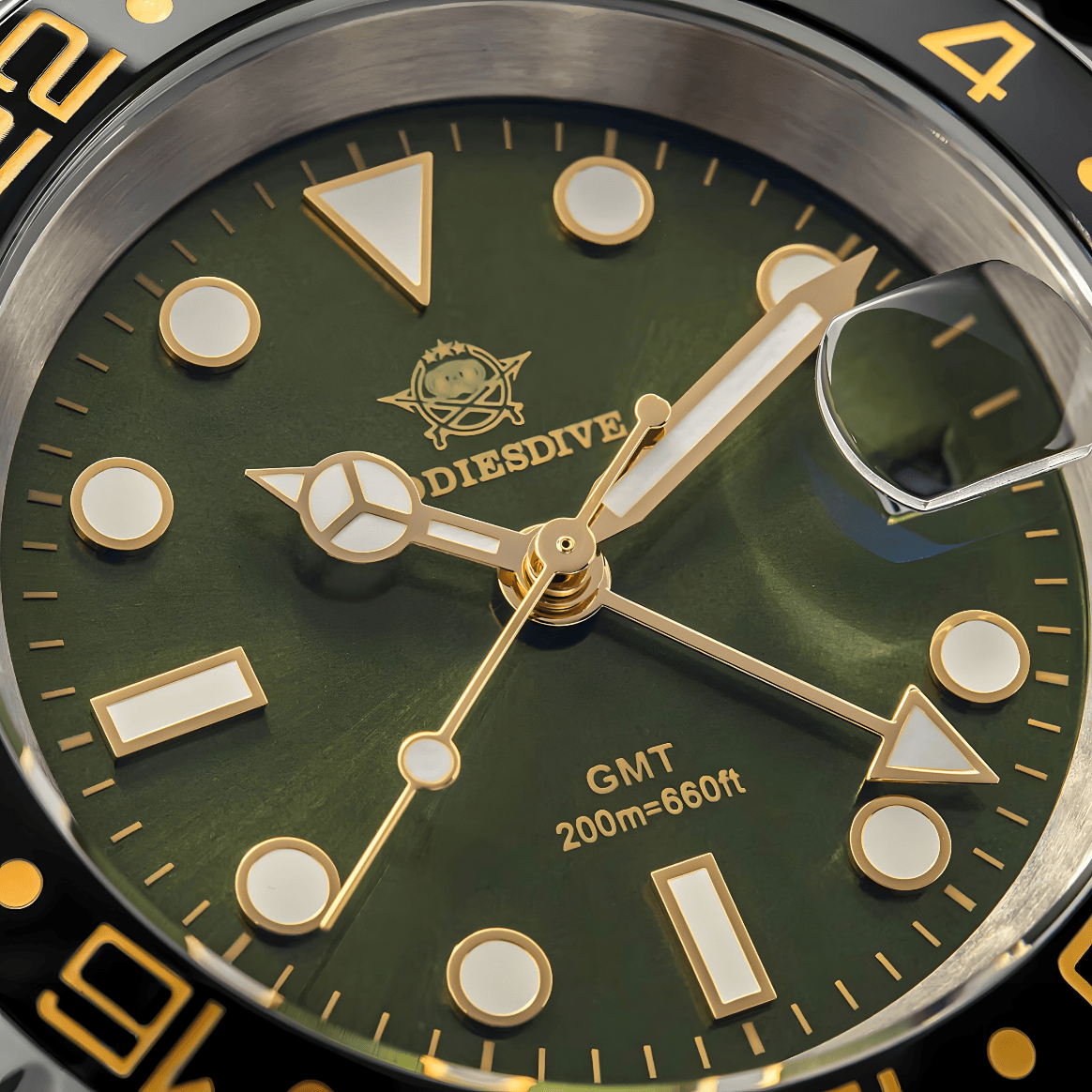 Krupan plan brojčanika ADDIESDIVE AD2050 Green GMT sata, zeleni dial sa GMT oznakama i jasnim indeksima