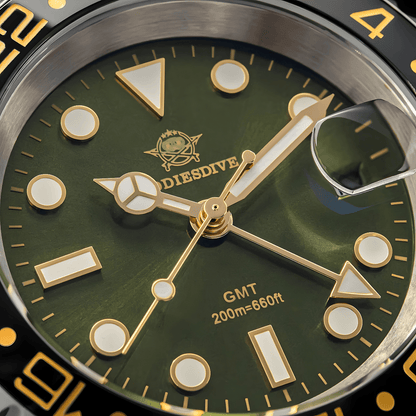 Krupan plan brojčanika ADDIESDIVE AD2050 Green GMT sata, zeleni dial sa GMT oznakama i jasnim indeksima