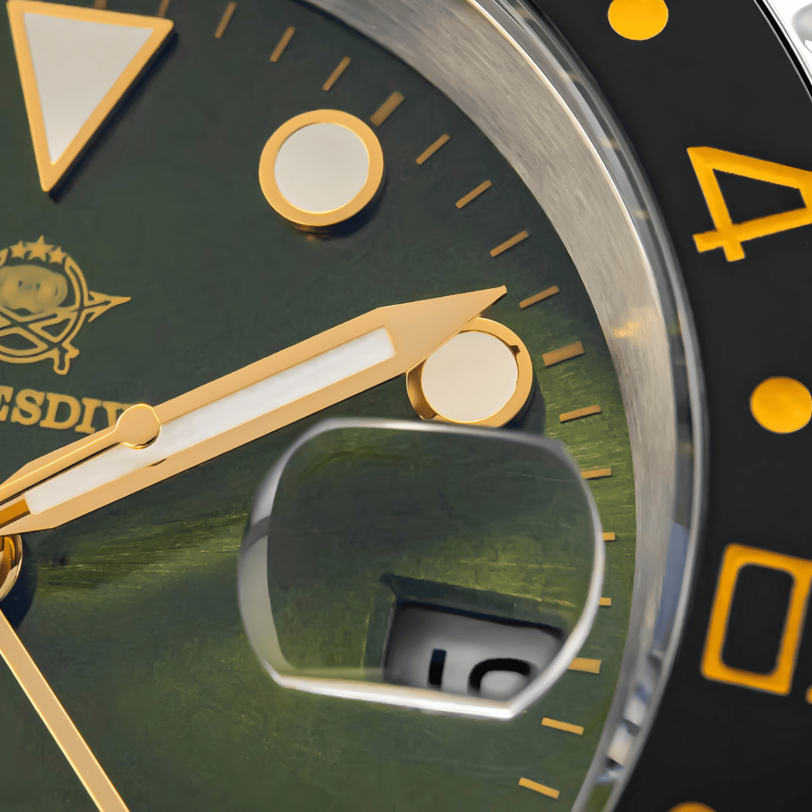 Detalj brojčanika ADDIESDIVE AD2050 Green GMT, precizni markeri, kazaljke i GMT funkcija u zelenoj boji