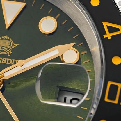 Detalj brojčanika ADDIESDIVE AD2050 Green GMT, precizni markeri, kazaljke i GMT funkcija u zelenoj boji