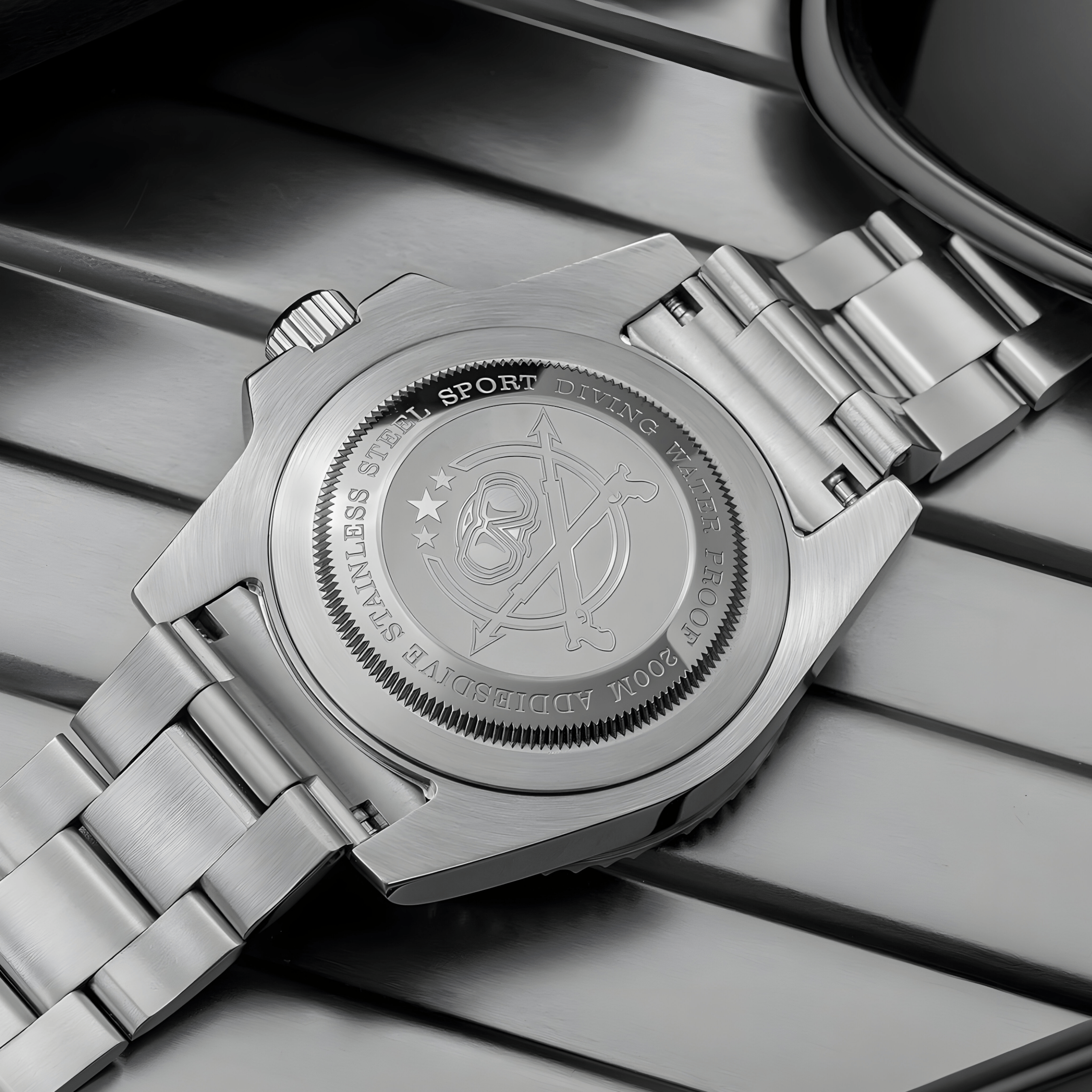 Detaljan prikaz poklopca kućišta modela ADDIESDIVE AD2089 sa ugraviranim tehničkim oznakama