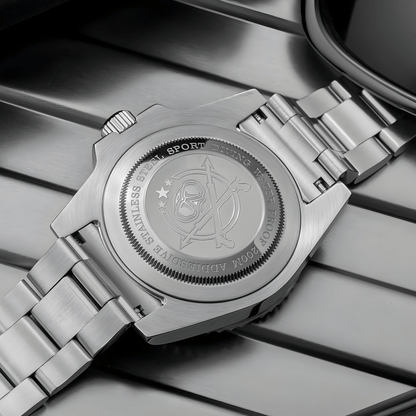 Detaljan prikaz poklopca kućišta modela ADDIESDIVE AD2089 sa ugraviranim tehničkim oznakama