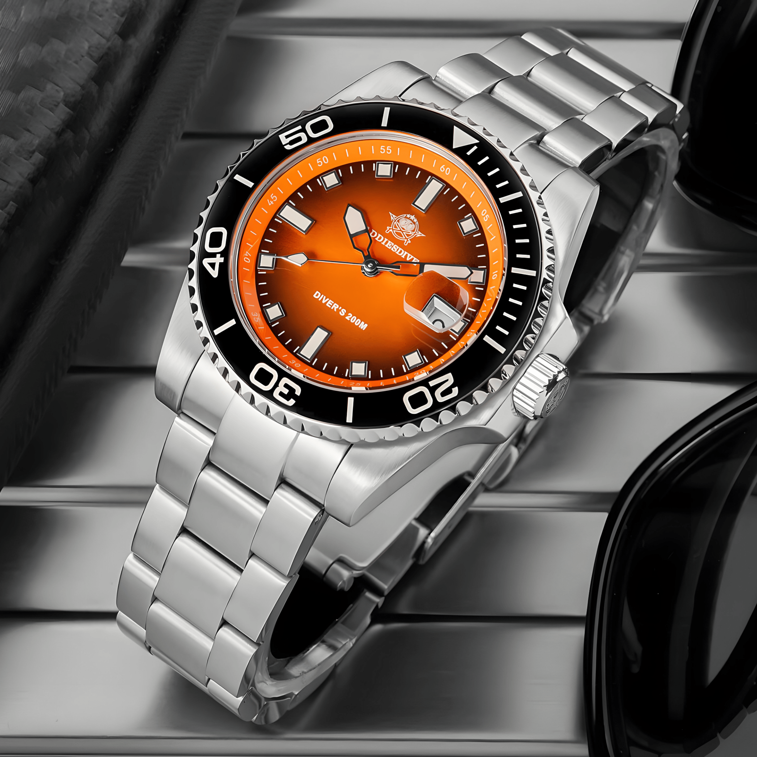 Bočni prikaz narandžastog brojčanika i čeličnog kućišta modela ADDIESDIVE AD2089 sa istaknutom crnom koronom