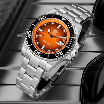 Bočni prikaz narandžastog brojčanika i čeličnog kućišta modela ADDIESDIVE AD2089 sa istaknutom crnom koronom