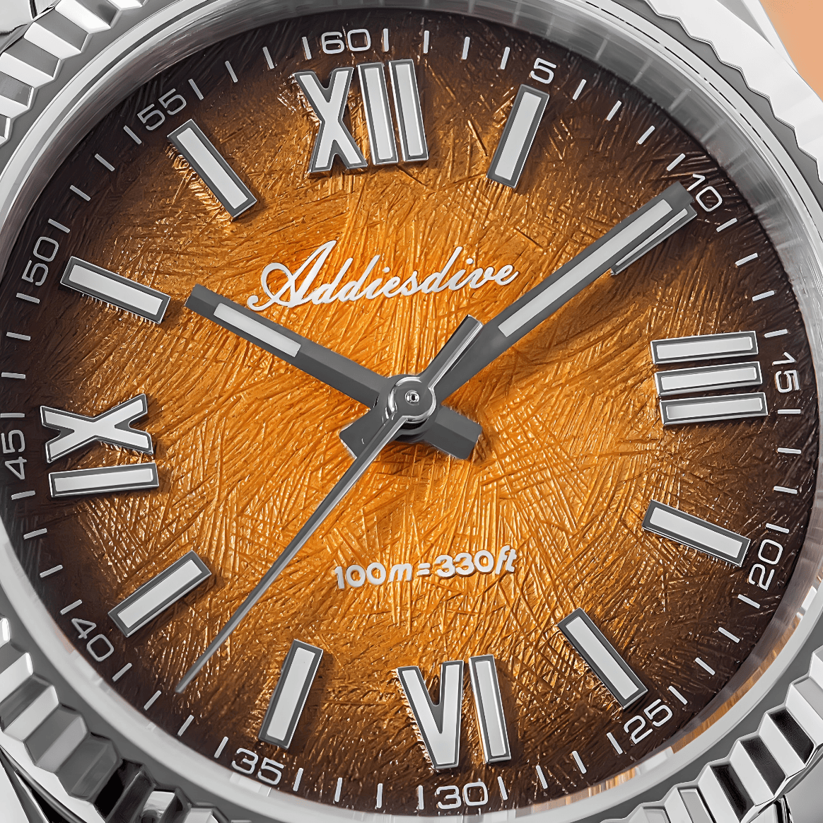 Detaljan prikaz ADDIESDIVE AD2512 sata, narandžasti brojčanik i jubilee metalna narukvica u fokusu