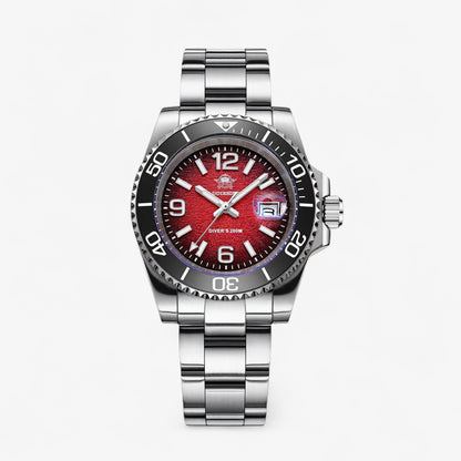 Prikaz prednje strane sata ADDIESDIVE AD2513 sa crvenim brojčanikom, crnom koronom i čeličnom narukvicom