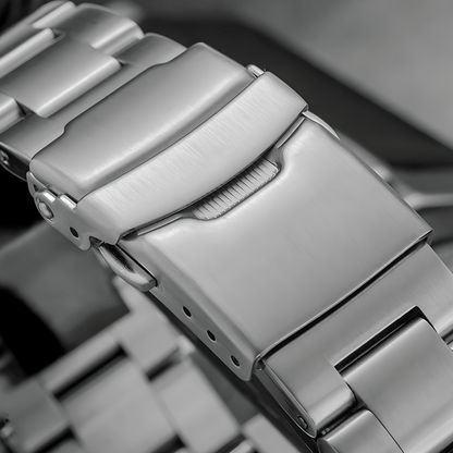 Detaljan prikaz čelične kopče narukvice sata ADDIESDIVE AD2513 sa sigurnosnim preklopom