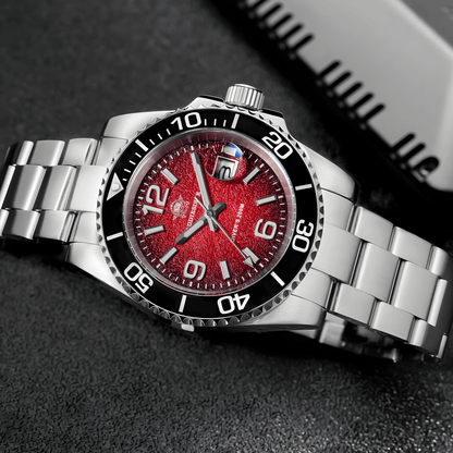 Krupni prikaz crvenog brojčanika i čeličnog kućišta modela ADDIESDIVE AD2513 sa naglašenom crnom koronom