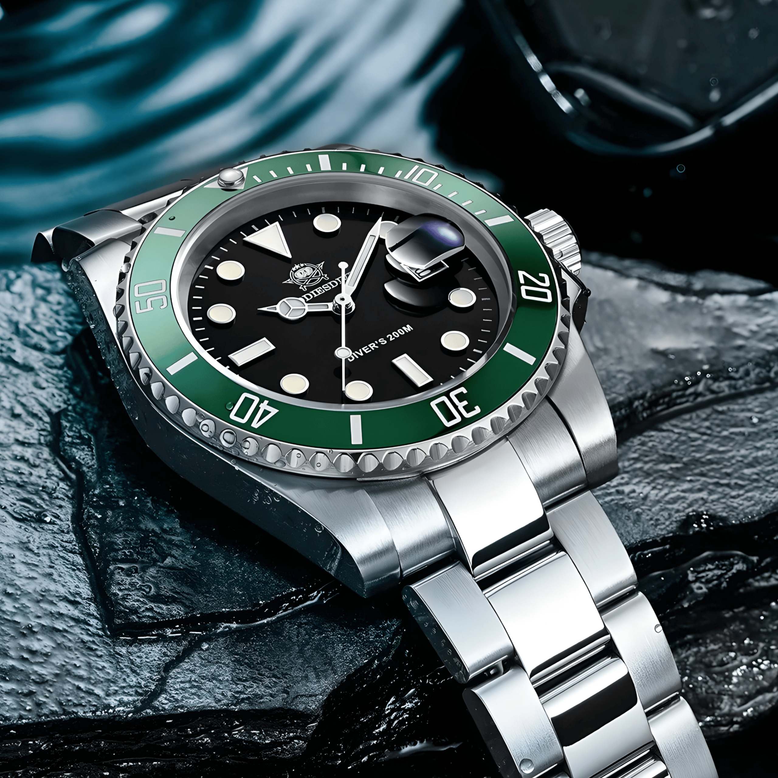 Krupni prikaz crnog brojčanika i čeličnog kućišta modela ADDIESDIVE MY-H3 sa istaknutom zelenom koronom