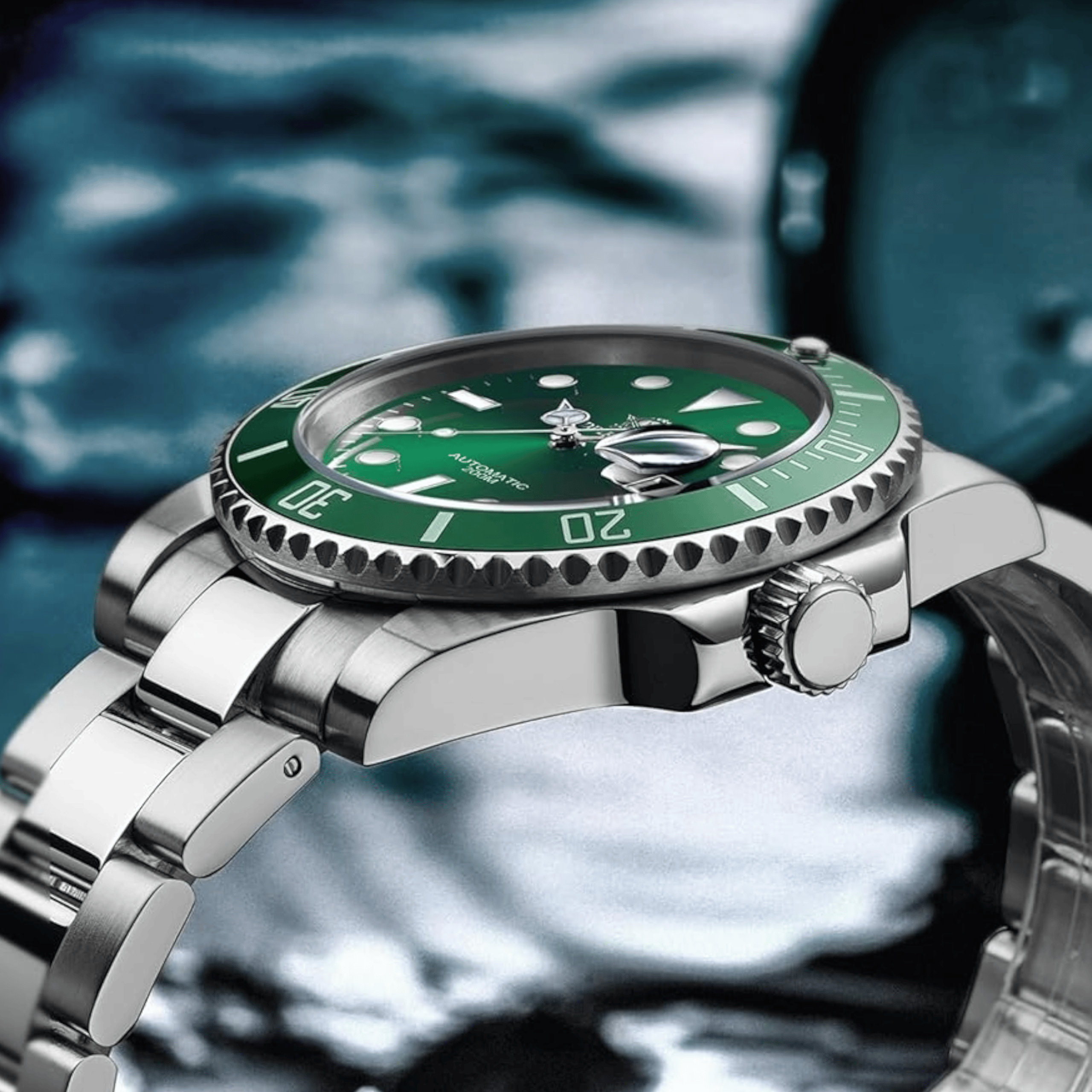 Detaljan prikaz kućišta i zelenog brojčanika modela ADDIESDIVE MY-H3 sa jasno definisanim markerima