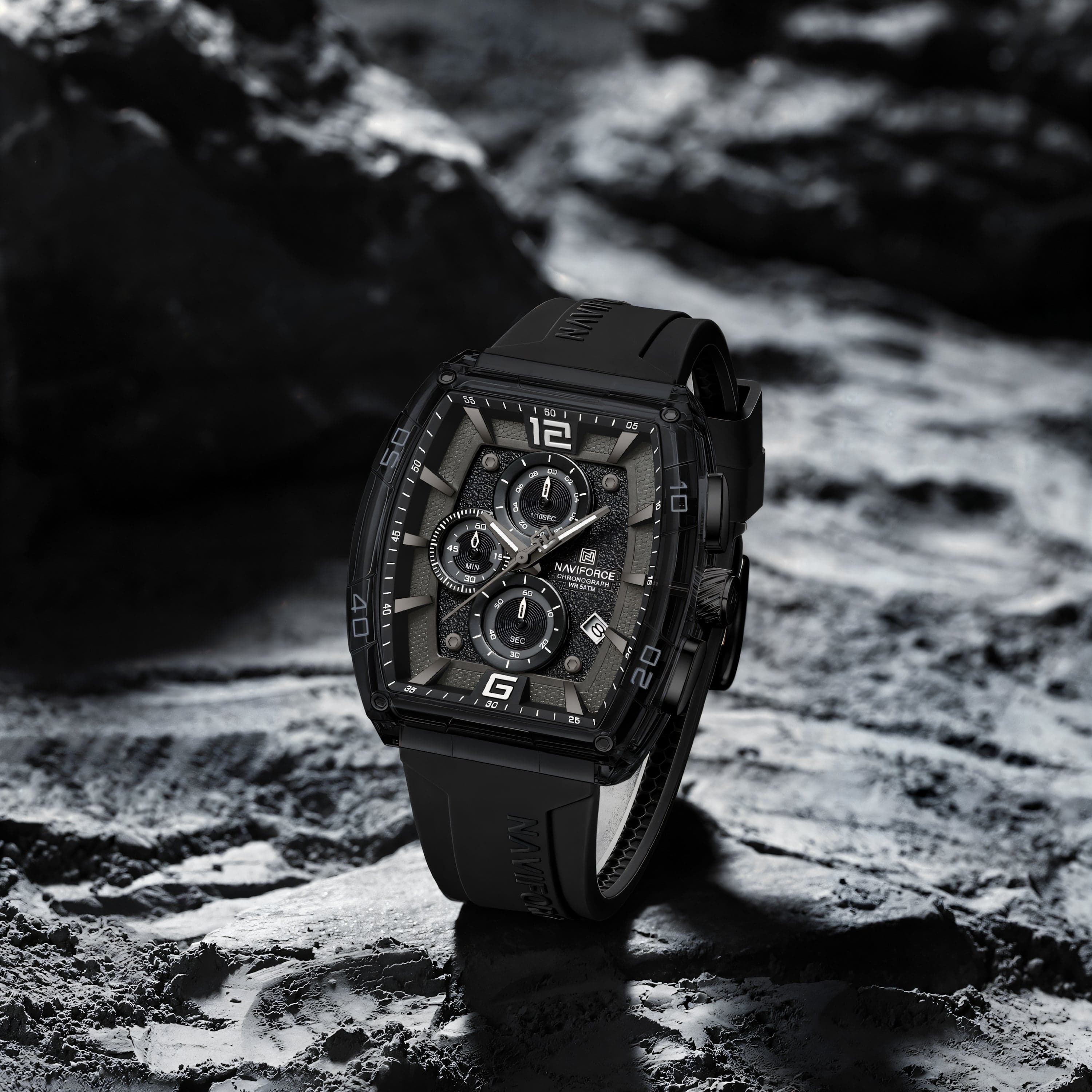 Prednji prikaz muškog sata Naviforce NF6101 – crna boja sa detaljno urađenim brojčanikom