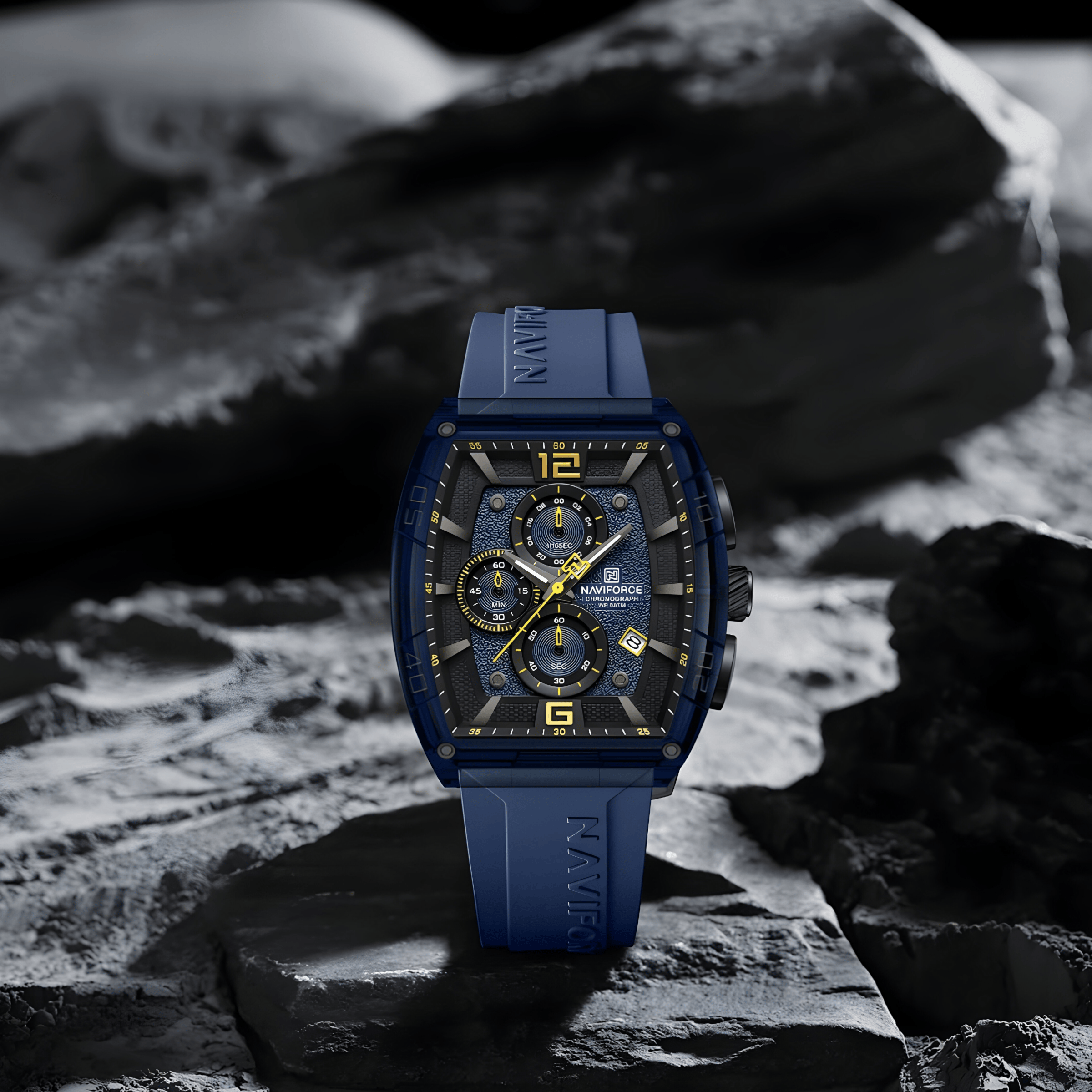 Muški sat NaviForce NF6101 u lifestyle pozadini, crno kućište i plavi silikonski kaiš