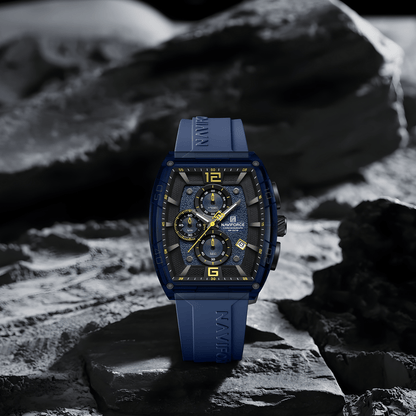 Muški sat NaviForce NF6101 u lifestyle pozadini, crno kućište i plavi silikonski kaiš