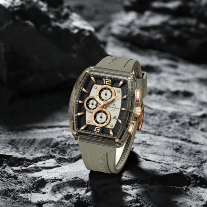 Prednja strana muškog sata Naviforce NF6101 u maslinasto zelenoj boji sa zlatnim pokazivačima i markerima