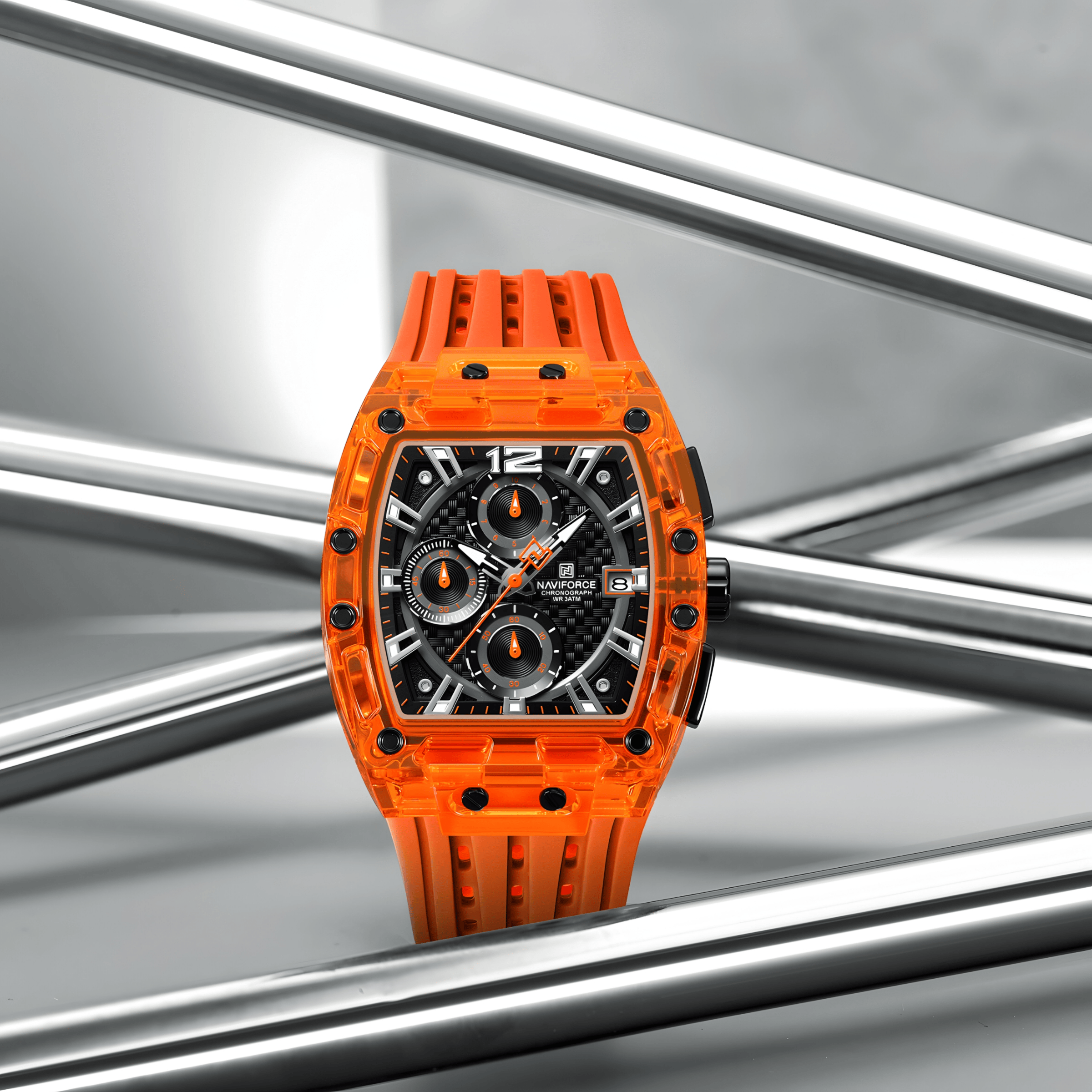 Muški sat NaviForce NF7105 u lifestyle okruženju, narandžasta boja i silikonska narukvica