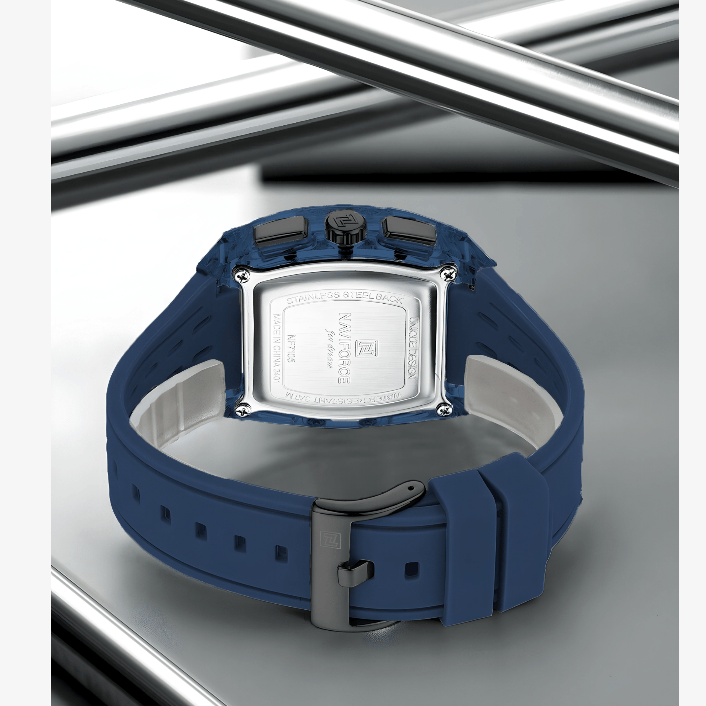 Poleđina muškog sata NaviForce NF7105 sa polikarbonatnim kućištem i plavom silikonskom narukvicom