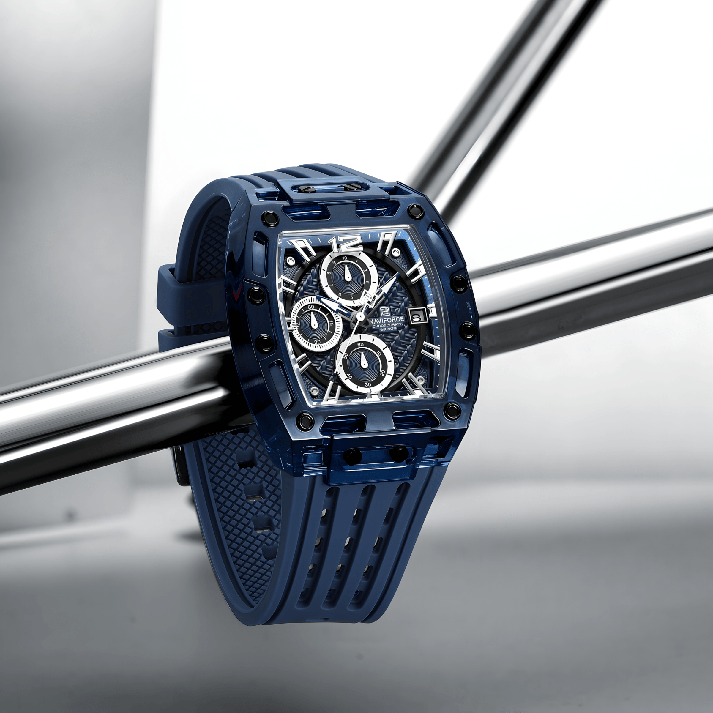 Bočni ugao sata NaviForce NF7105, kombinacija polikarbonatnog kućišta i plave silikonske narukvice