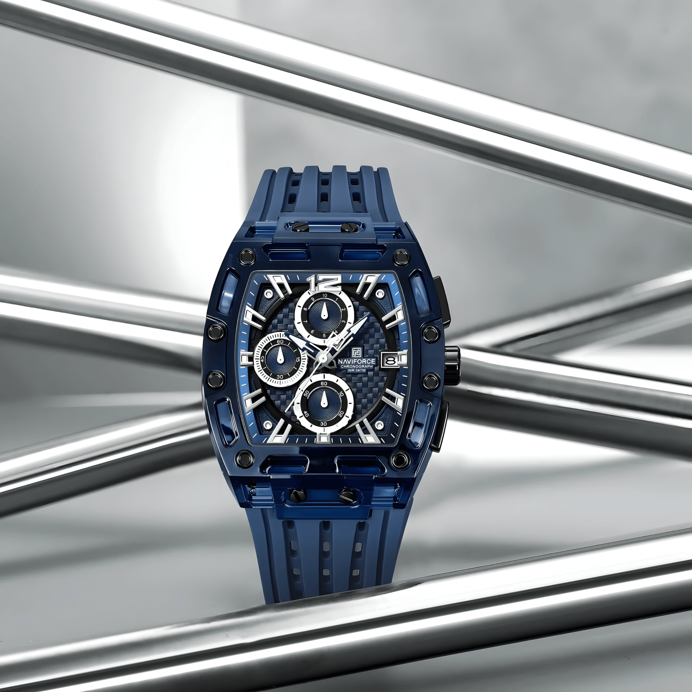 Lifestyle fotografija muškog sata NaviForce NF7105 u plavoj varijanti, sportski stil za svakodnevno nošenje