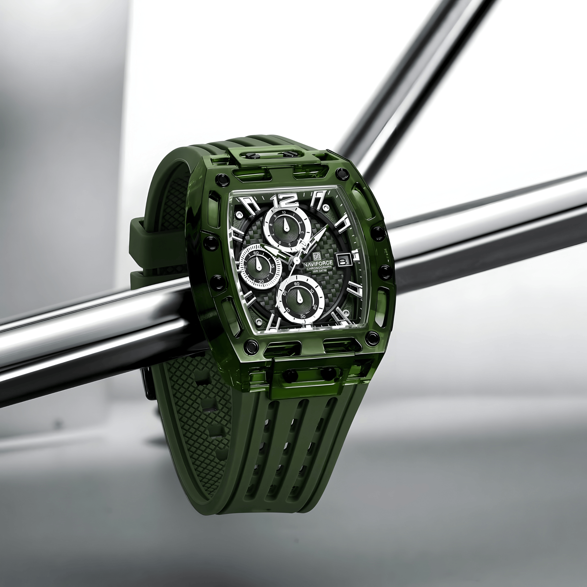 Ugaoni prikaz sata NaviForce NF7105, lagano polikarbonatno kućište i fleksibilna silikonska narukvica