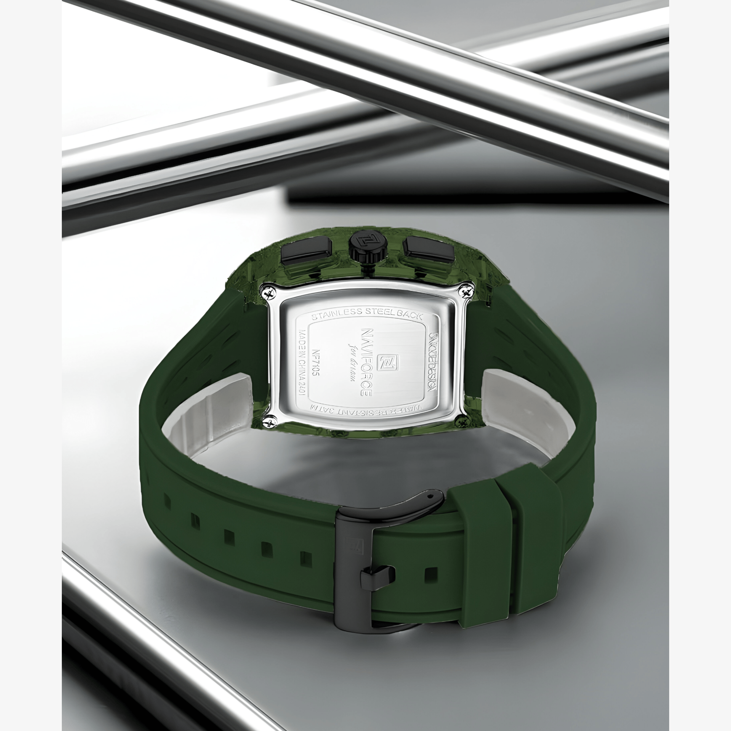Zadnja strana muškog sata NaviForce NF7105 sa polikarbonatnim kućištem i zelenom silikonskom narukvicom