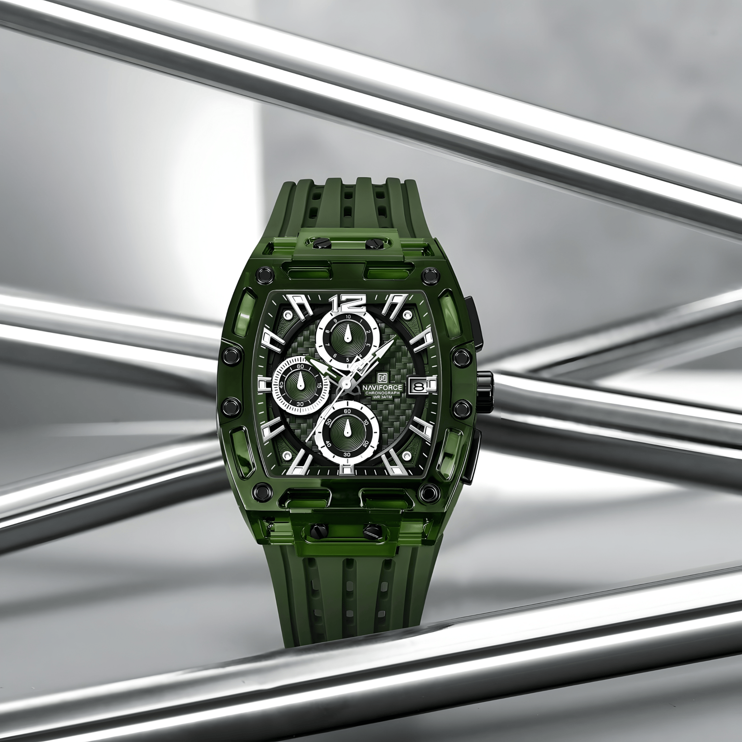 Muški sat NaviForce NF7105 u lifestyle okruženju, zelena boja i silikonska narukvica u svakodnevnom nošenju
