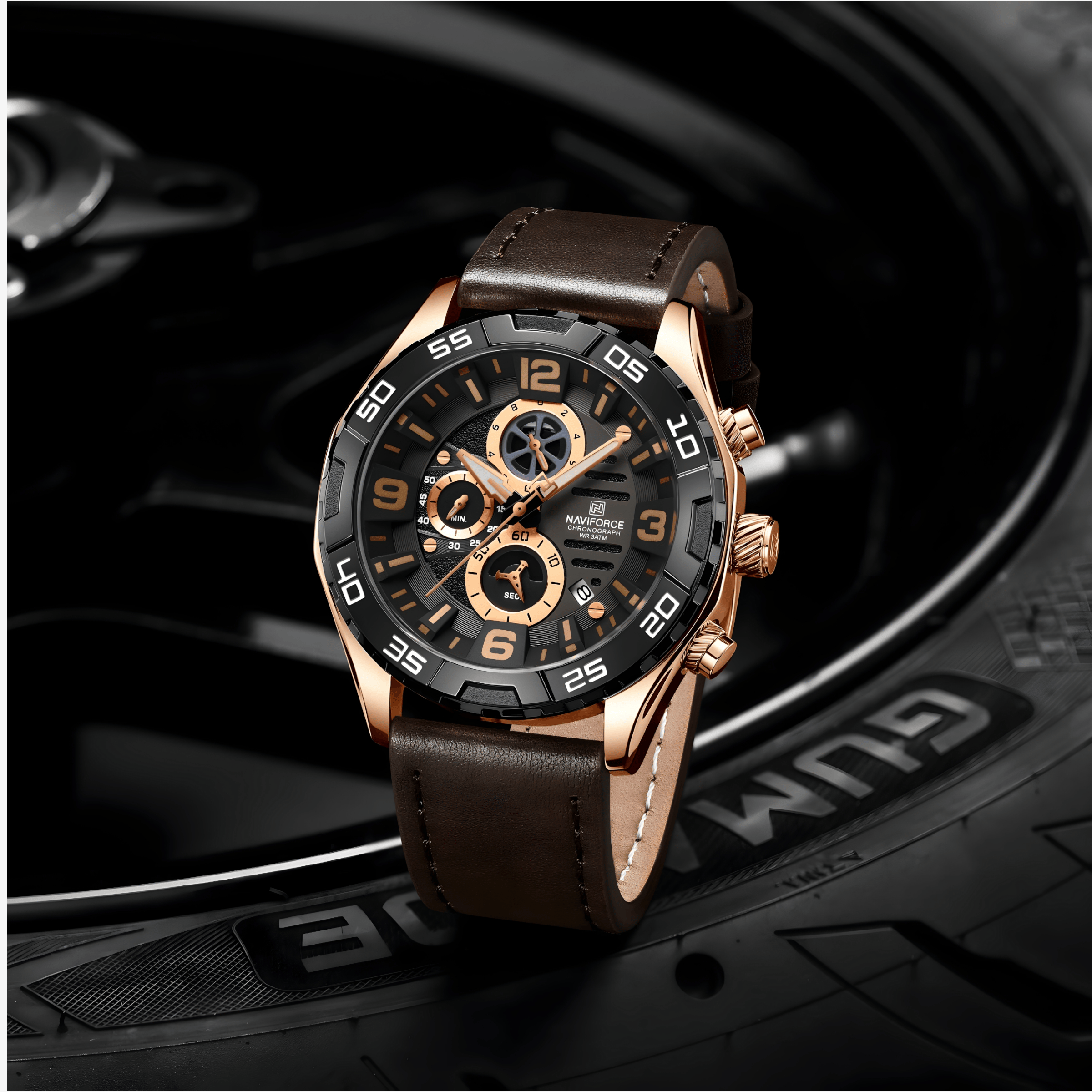 Prednja strana muškog sata NaviForce NF8043 u braon-zlatnoj kombinaciji, elegantno-sportski dizajn