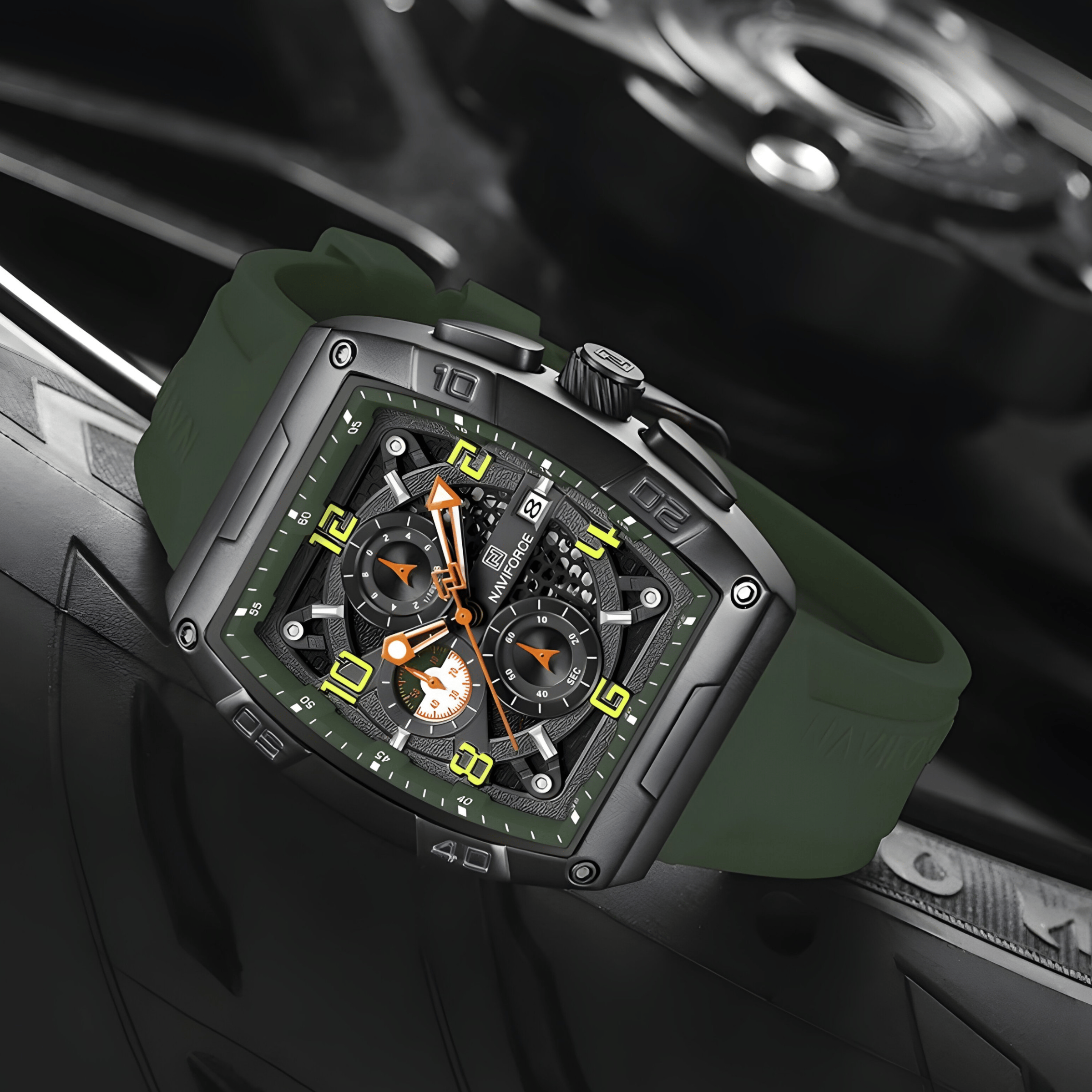 Ugaoni pogled na sat NaviForce NF8052, moderno kućište i zelena silikonska narukvica