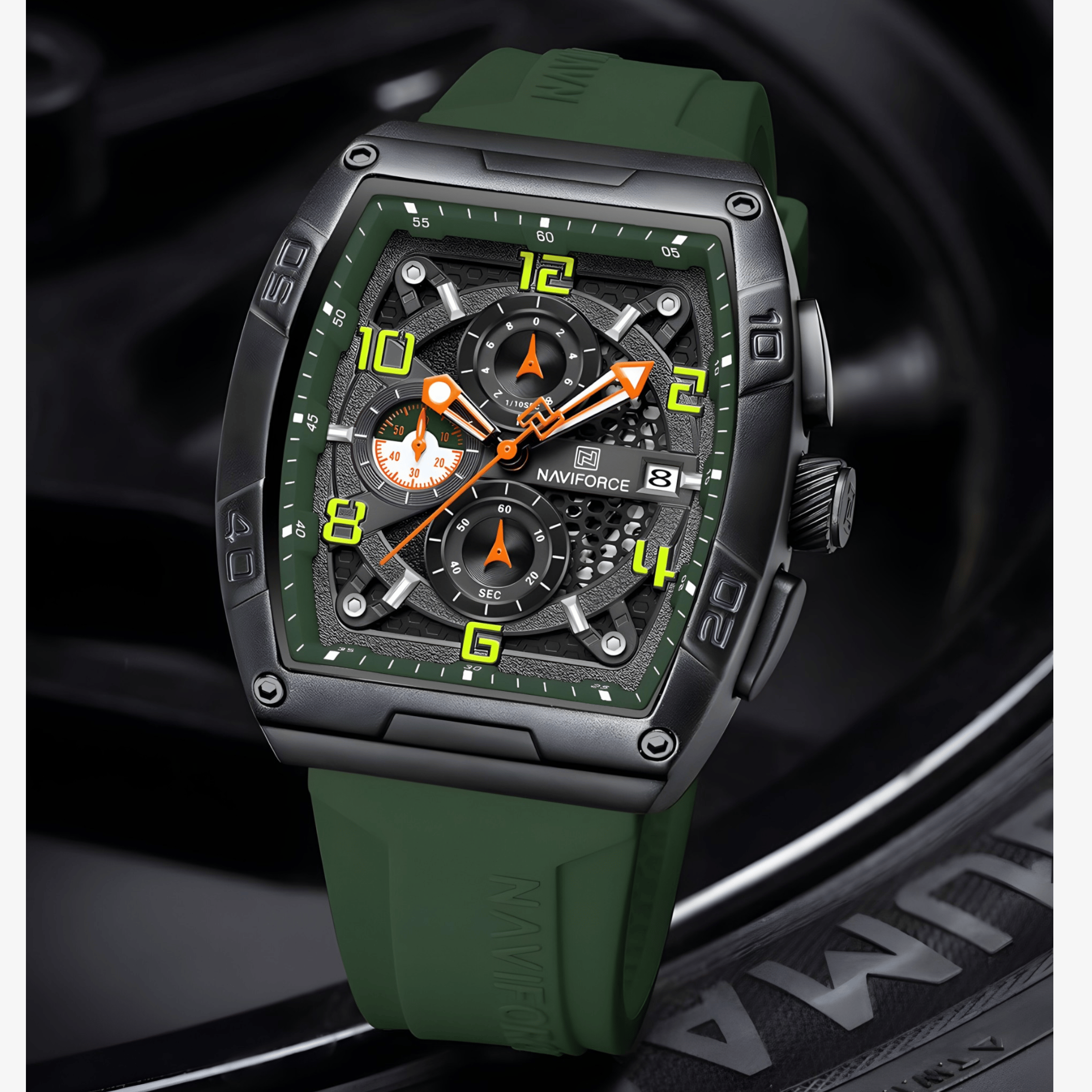 Muški sat NaviForce NF8052  u lifestyle postavci, zelena varijanta sa silikonskom narukvicom