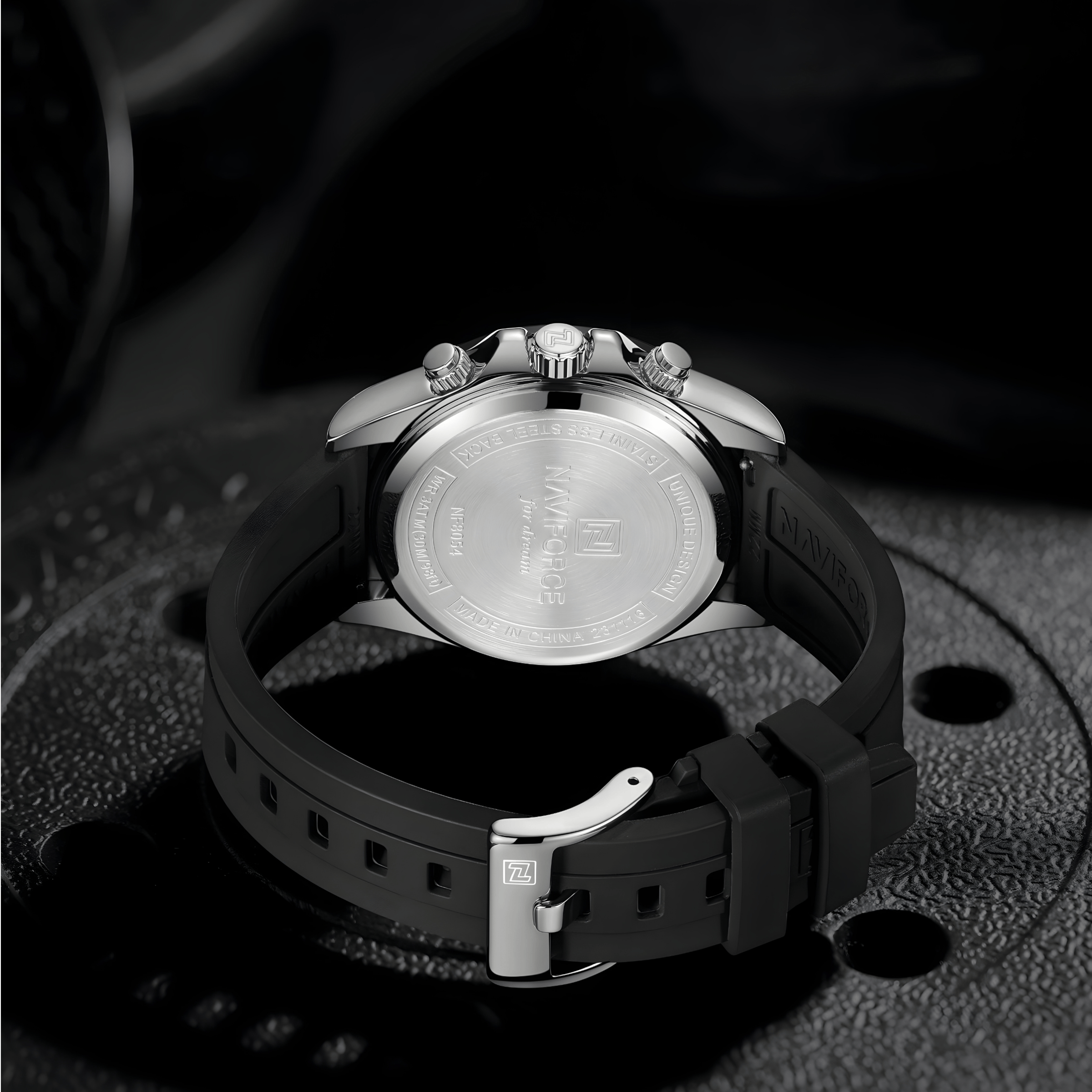 Zadnja strana muškog sata NaviForce NF8054 Daytona sa čeličnim poklopcem kućišta