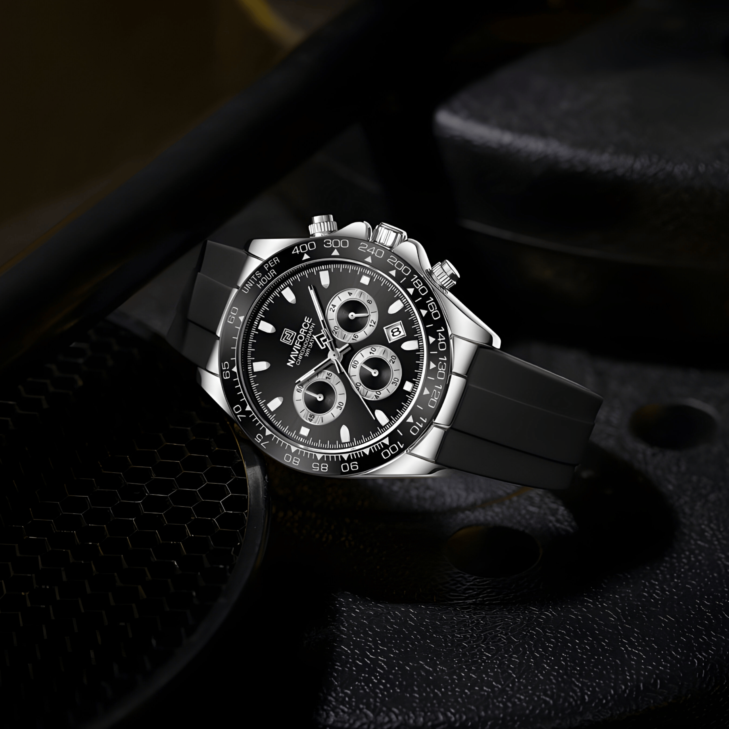 Ugaoni prikaz sata NF8054 Daytona sa srebrnim čeličnim kućištem i crnom silikonskom narukvicom