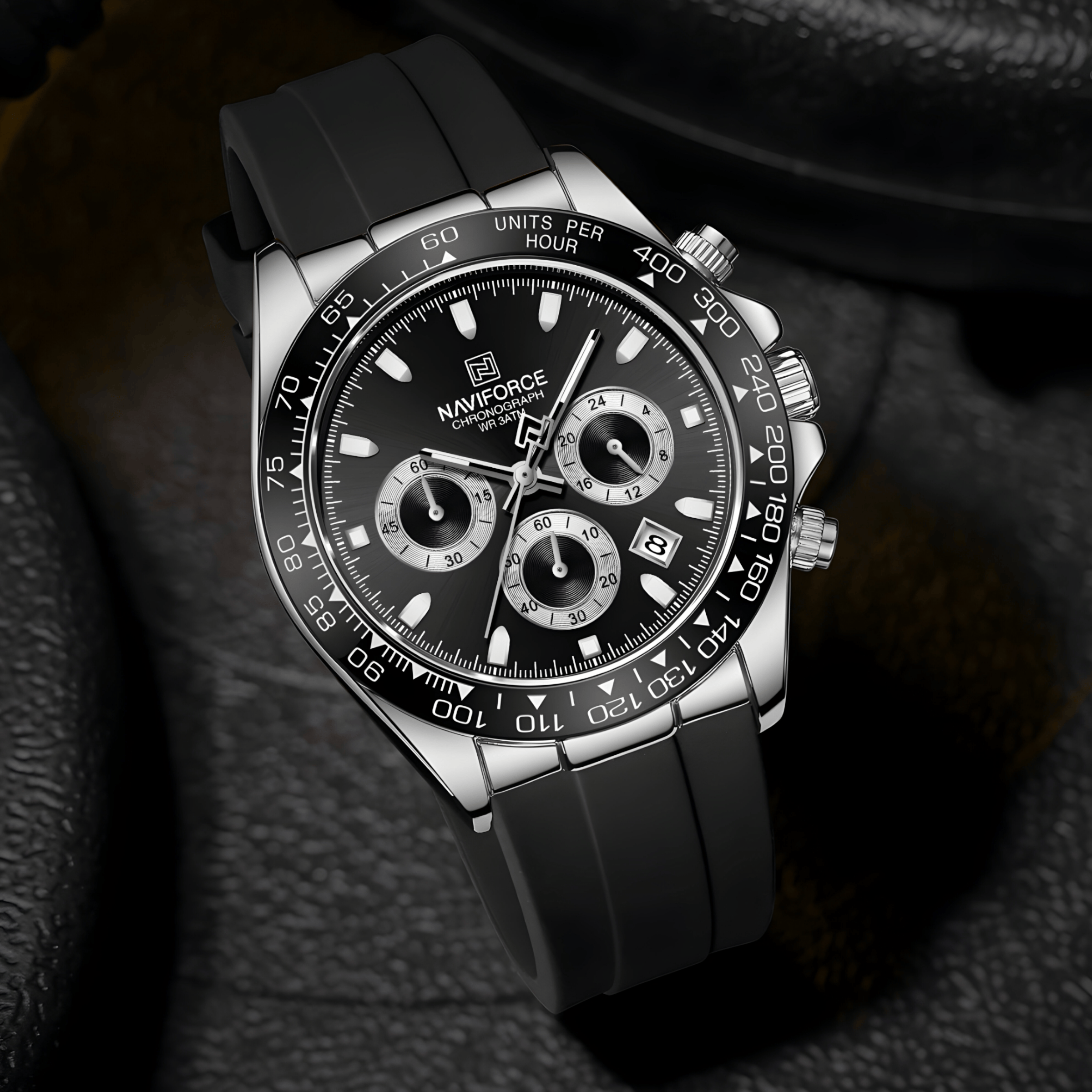 Muški sat NaviForce NF8054 Daytona u lifestyle fotografiji, crno-srebrna kombinacija za moderan izgled