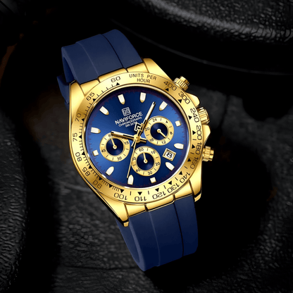 Muški sat NaviForce NF8054 Daytona u lifestyle fotografiji, zlatno kućište i plavi brojčanik