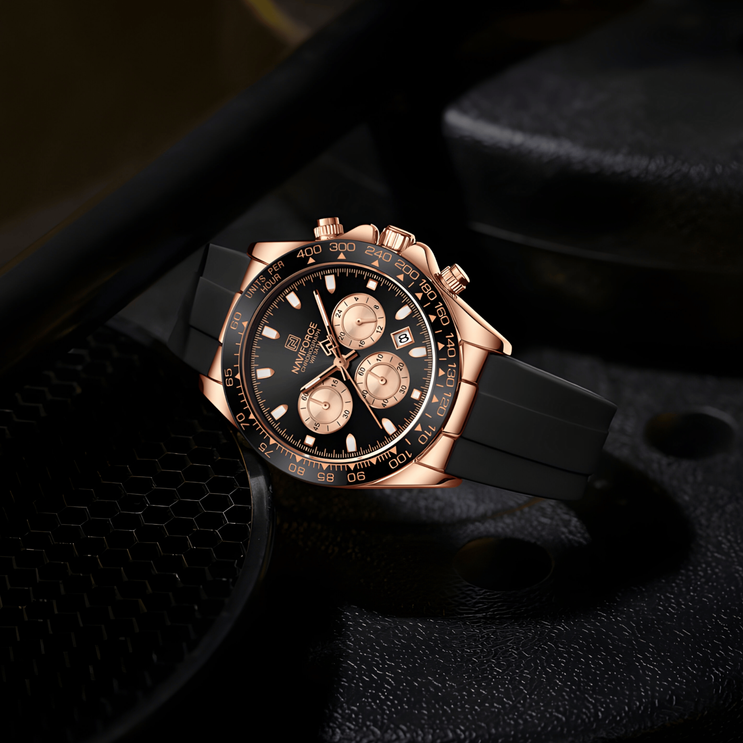 Ugaoni pogled na sat NF8054 Daytona, istaknuto rose gold kućište sa sportskim silikonskim kaišem