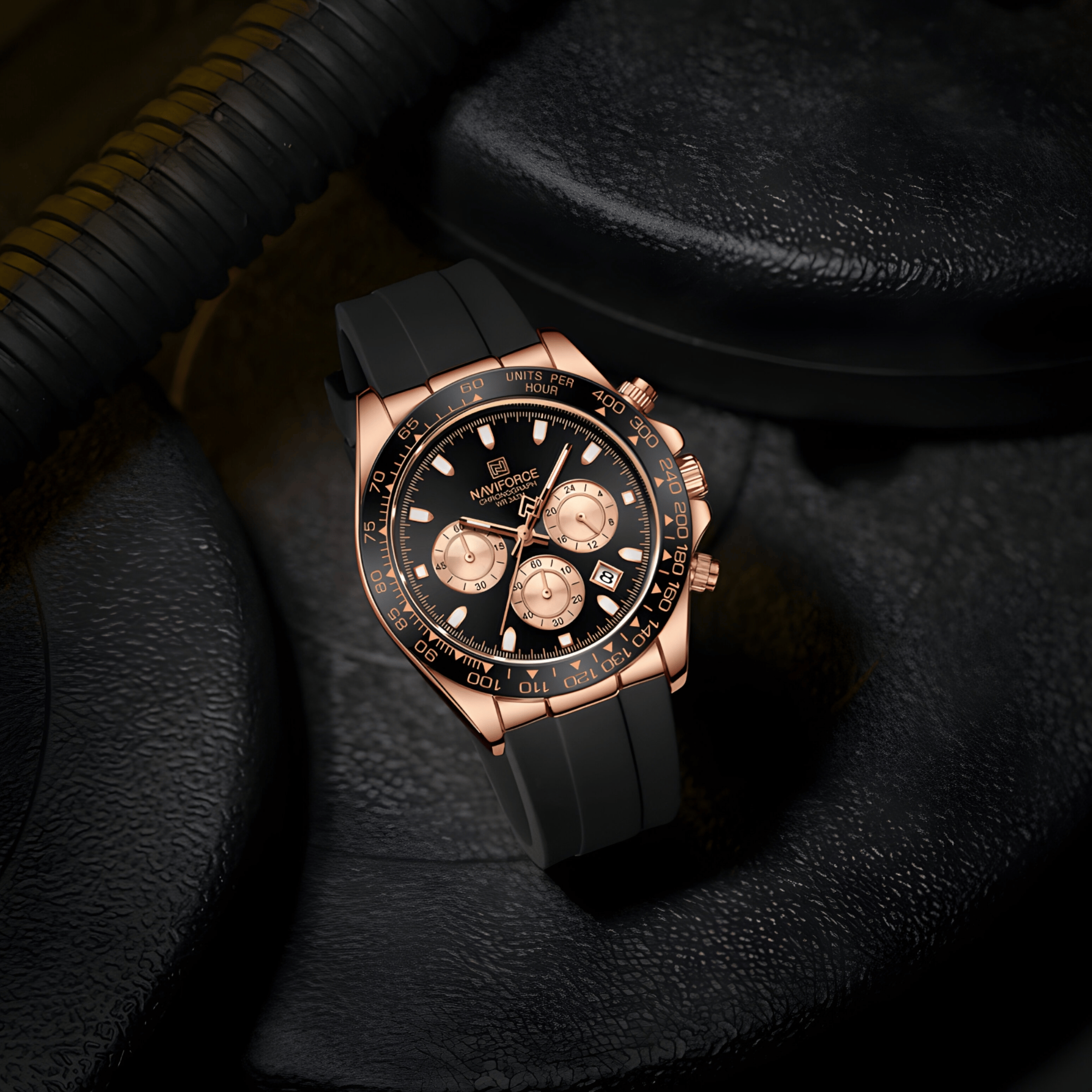 Muški sat NaviForce NF8054 Daytona u lifestyle postavci, crni silikonski kaiš i rose gold dizajn