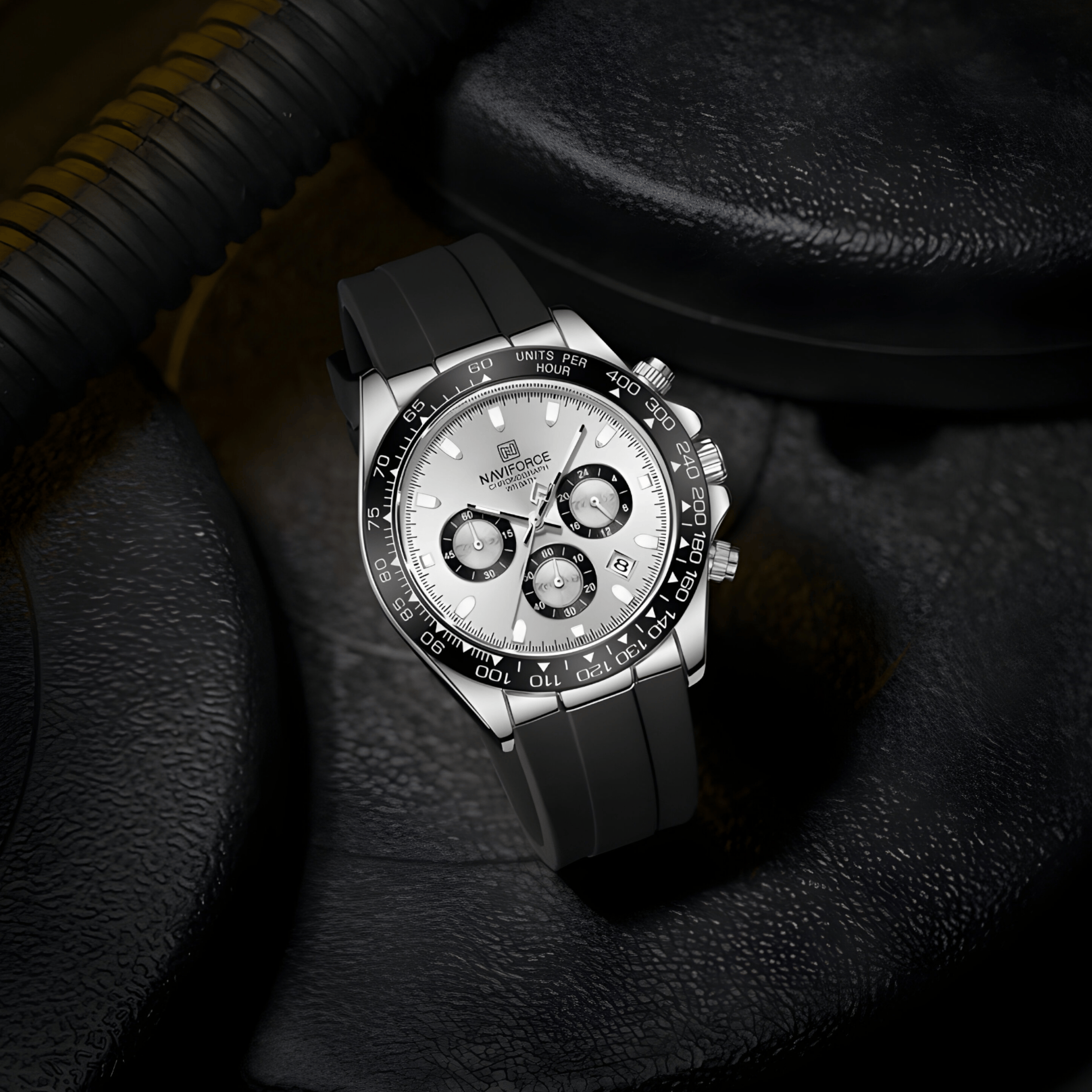 Muški sat NaviForce NF8054 Daytona u lifestyle fotografiji, srebrno kućište i crna silikonska narukvica