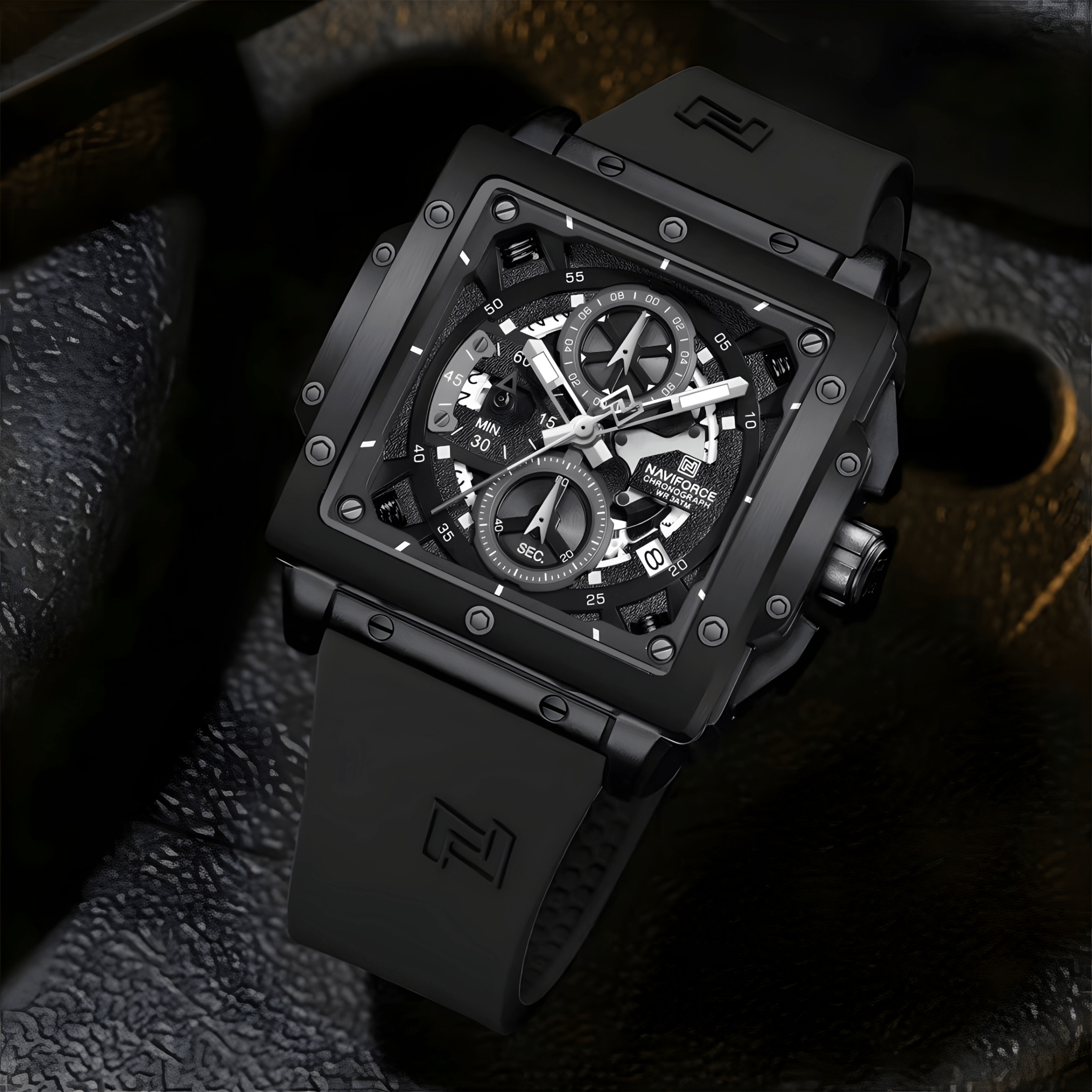 Muški sat NaviForce NF8064 Arrival u lifestyle prikazu, crna silikonska narukvica i moderno kockasto kućište