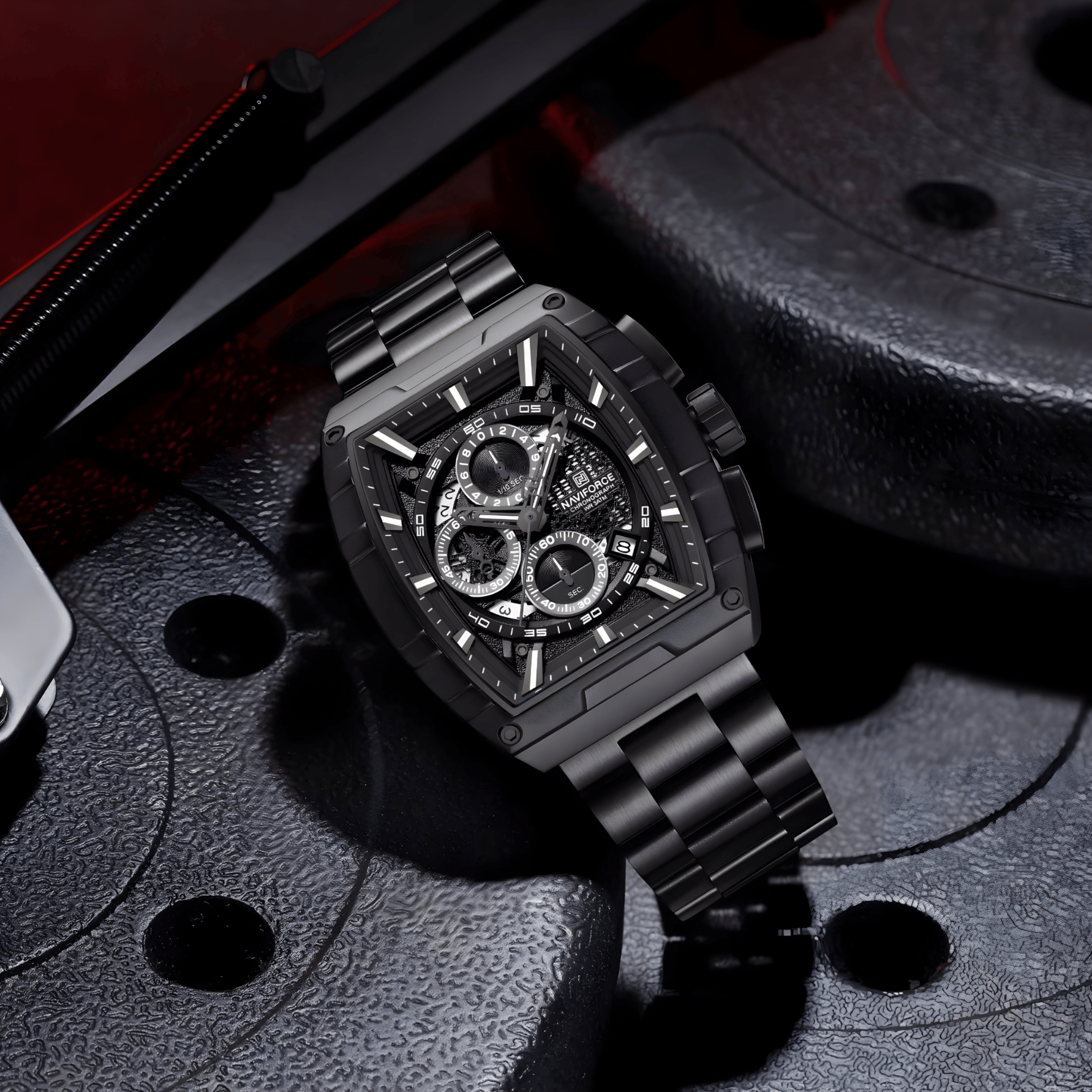 Muški sat NaviForce NF8066 Titan u crnoj boji, lifestyle fotografija sa metalnom narukvicom i robusnim dizajnom