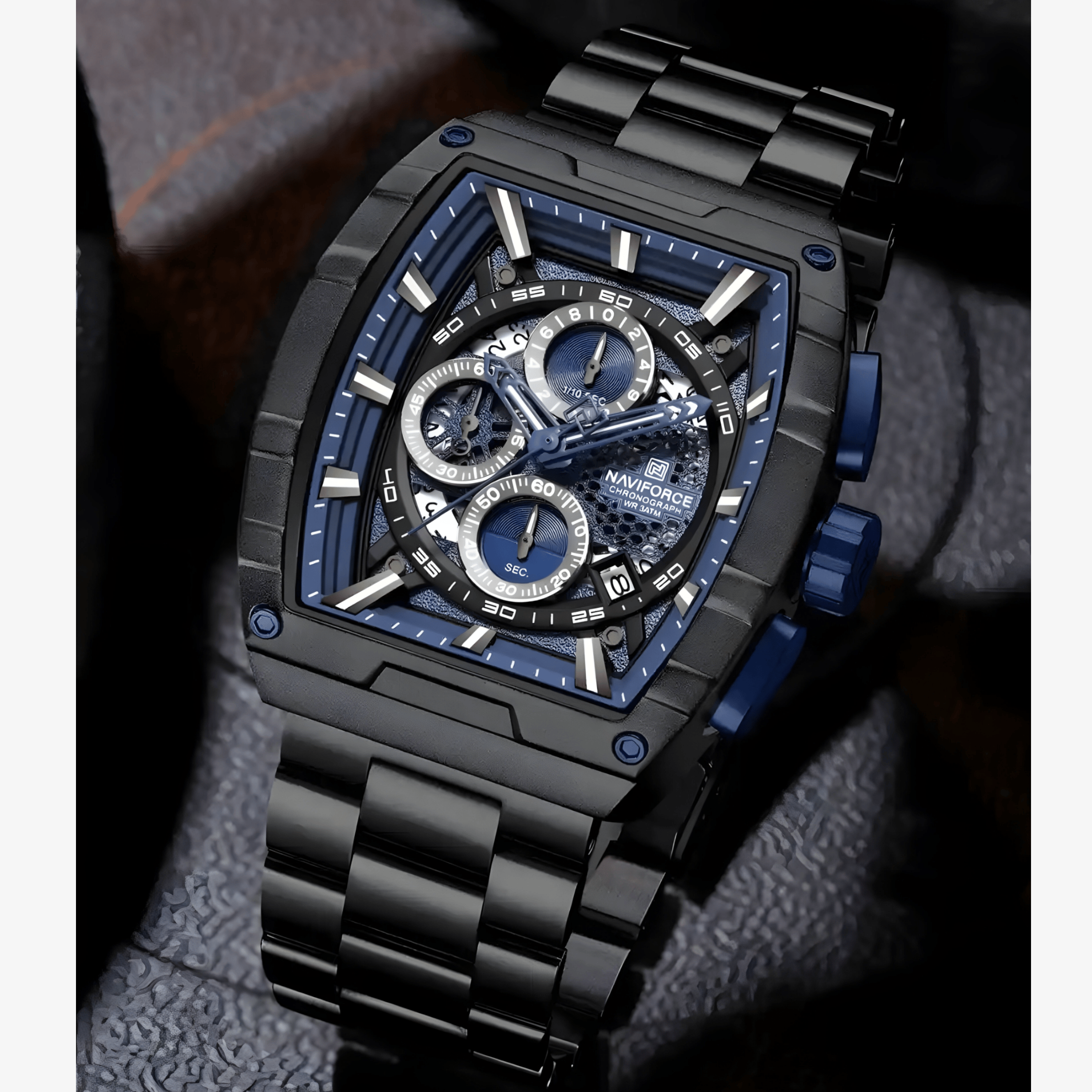 Muški sat NaviForce NF8066 Titan crne boje, lifestyle fotografija sa metalnom narukvicom i sportskim karakterom