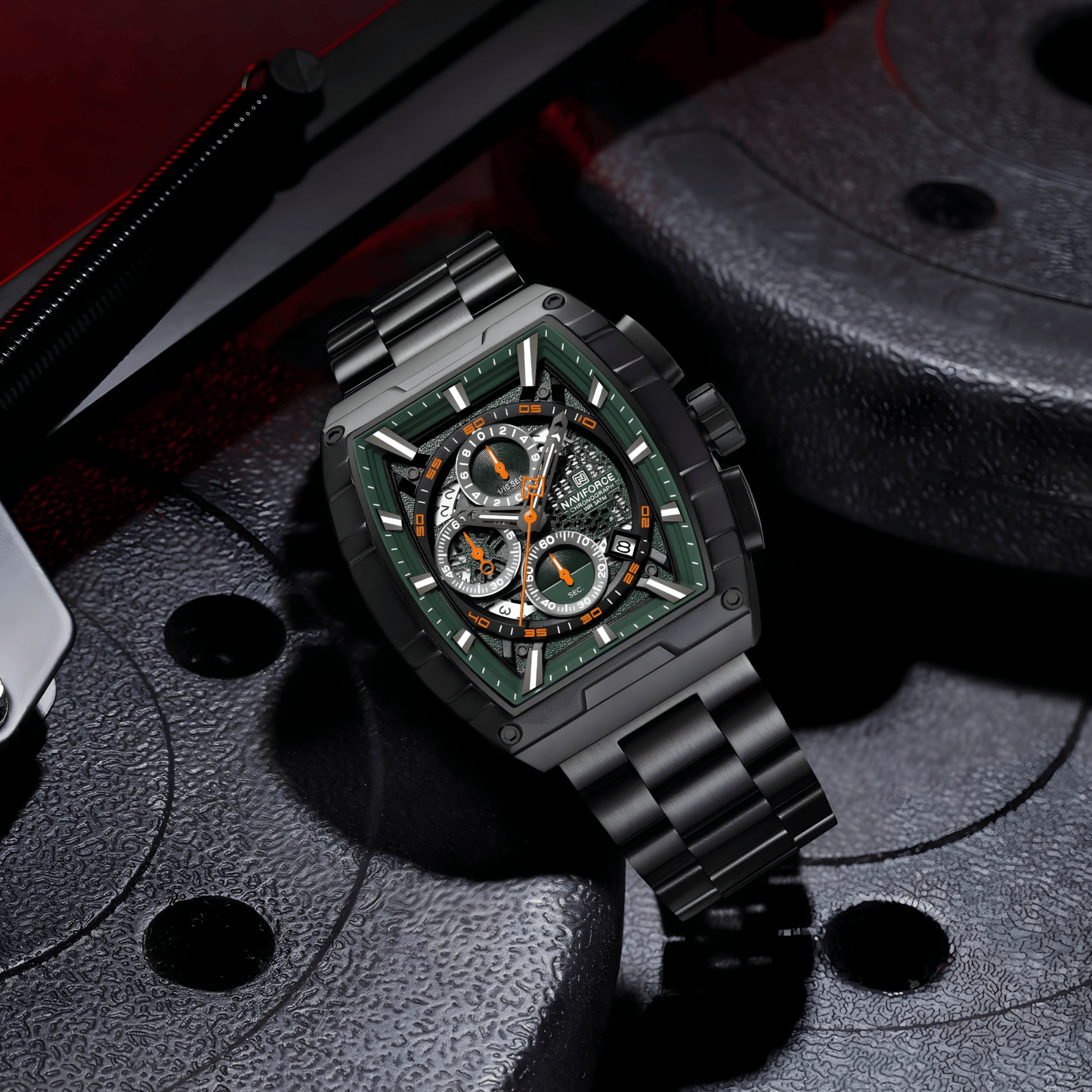 Muški sat NaviForce NF8066 Titan crni, lifestyle fotografija sa metalnom narukvicom i sportskim karakterom