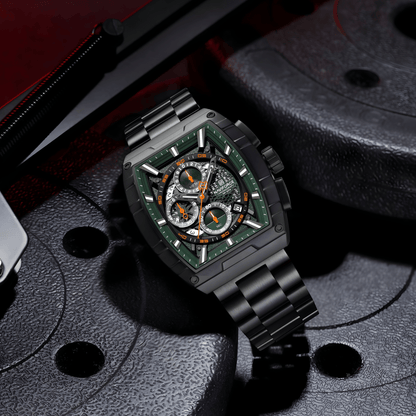 Muški sat NaviForce NF8066 Titan crni, lifestyle fotografija sa metalnom narukvicom i sportskim karakterom