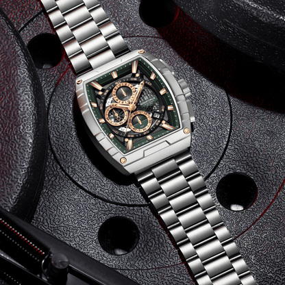 Muški sat NaviForce NF8066 Titan u srebrnoj boji, lifestyle fotografija sa metalnom narukvicom i robusnim dizajnom