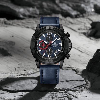 Muški sat NaviForce NF8074 u lifestyle fotografiji, plavi brojčanik i kožni kaiš