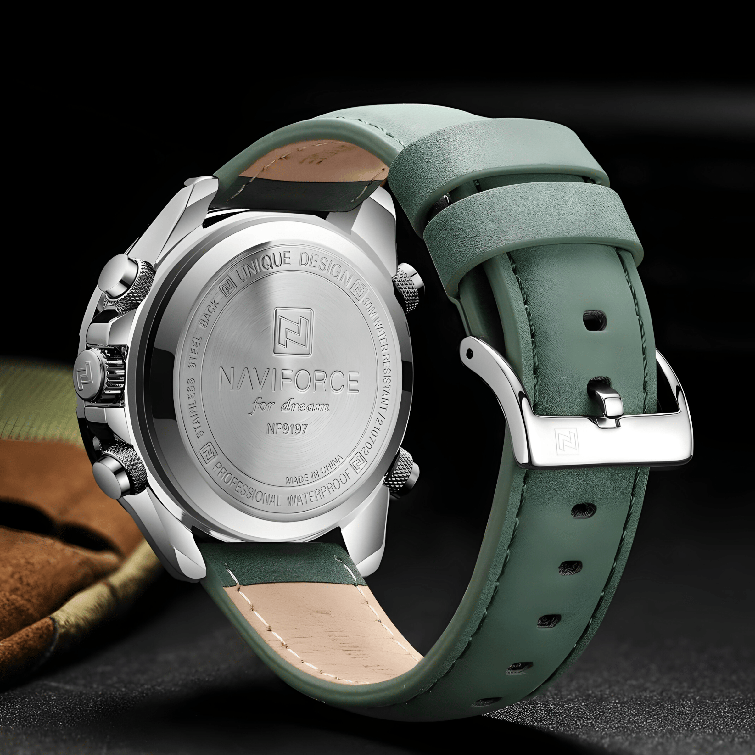 Zadnja strana muškog sata NaviForce NF9197 sa kožnim kaišem i čeličnim poklopcem kućišta