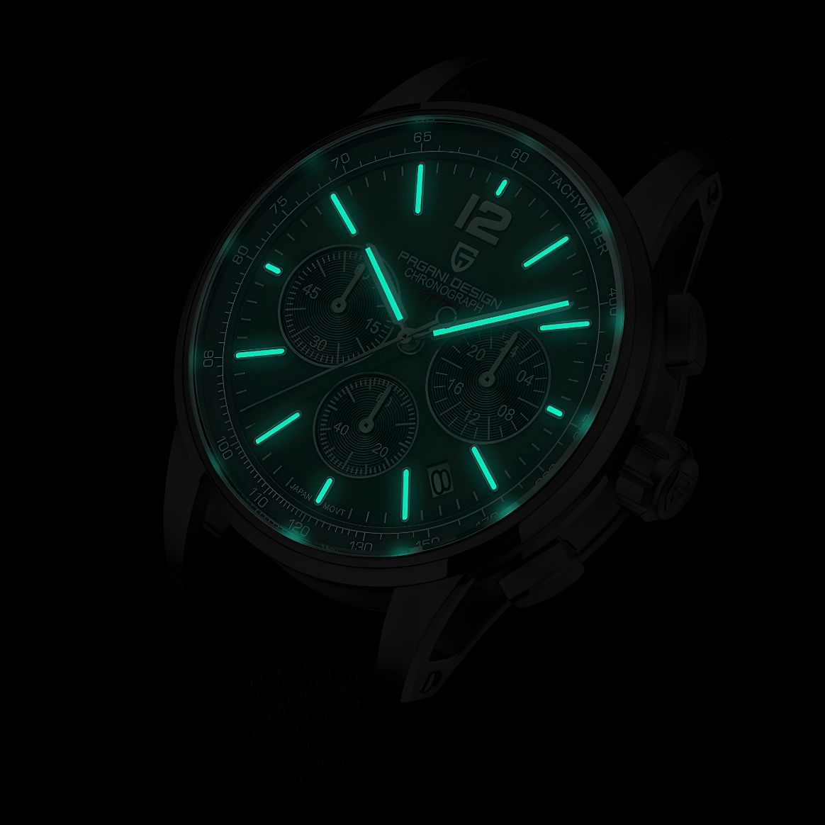 Luminacija kazaljki sata Pagani Design PD-YS008 u mraku, svetleći elementi jasno vidljivi na tamno braon brojčaniku.